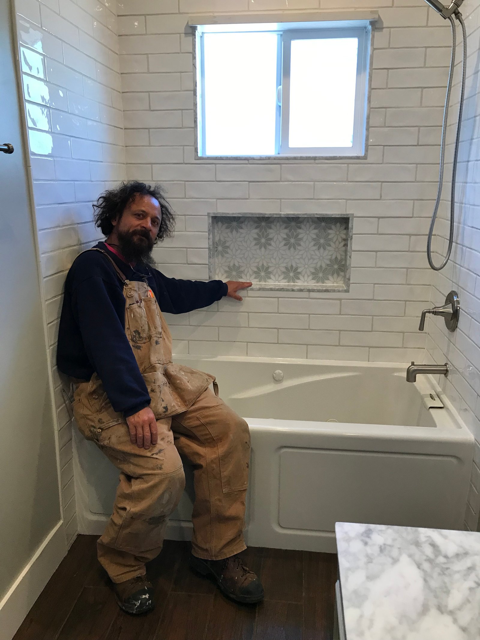 Completed bathtub surround with mosaic niche accent